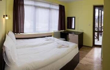 Фото номера Одноместный номер с балконом Отель Family Hotel Virgin г. Рибарица 2