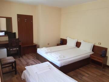 Фото номера Трехместный номер с видом на горы Отель Hotel Fedora г. Рибарица 4