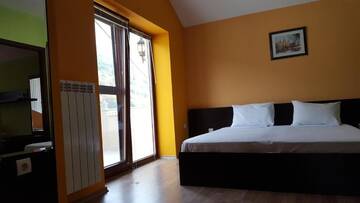 Фото номера Семейный номер с балконом Отель Hotel Zornitsa г. Рибарица 2