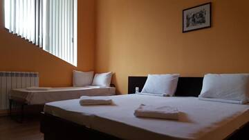 Фото номера Семейный номер с балконом Отель Hotel Zornitsa г. Рибарица 3