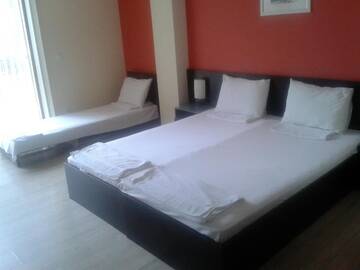 Фото номера Трехместный номер с балконом Отель Hotel Zornitsa г. Рибарица 2