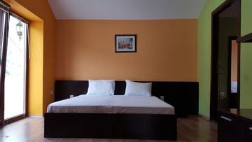 Фото номера Четырехместный номер с балконом Отель Hotel Zornitsa г. Рибарица 3