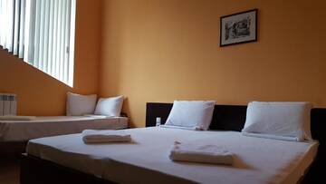 Фото номера Четырехместный номер с балконом Отель Hotel Zornitsa г. Рибарица 4